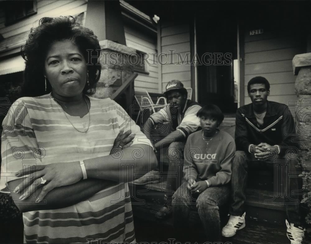 1989 Press Photo Doretha Simmons, children in front of their Wisconsin home - Historic Images