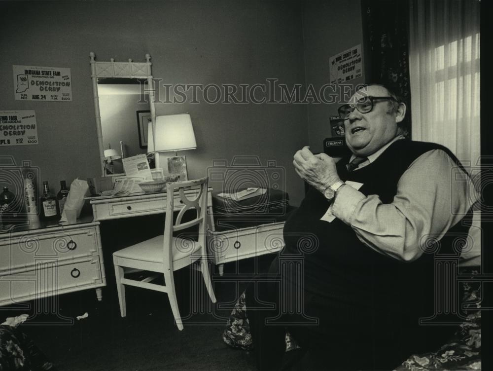 1987 Press Photo Ivan Sims, St. Louis, talks about demolition derby at De Pere. - Historic Images
