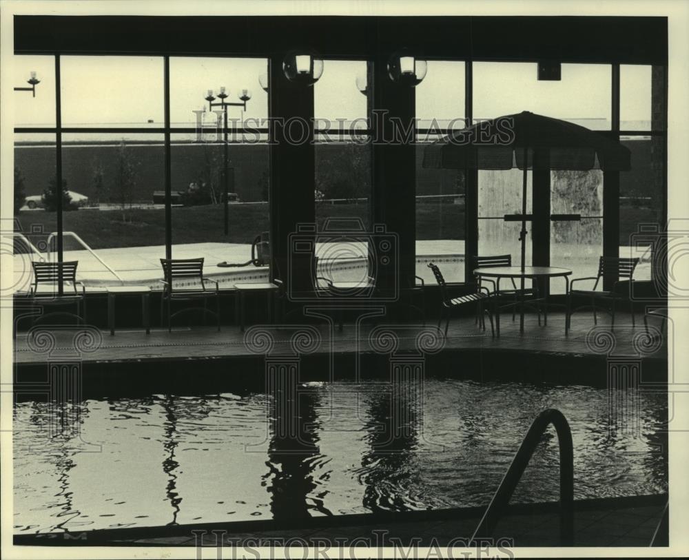 1985 Press Photo Indoor pool, Sheraton Hotel, Brown Deer, Milwaukee - mjc13571 - Historic Images