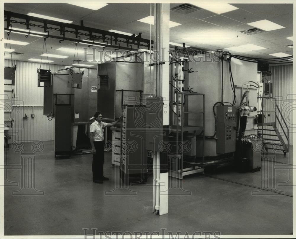 1989 Press Photo Simplicity Manufacturing powder paint system Port Washington - Historic Images