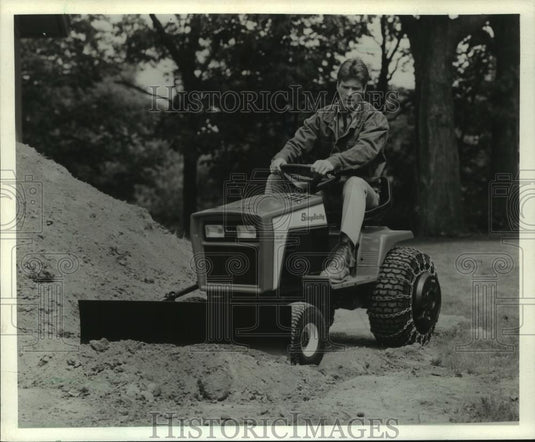 1987 Press Photo Simplicity Manufacturing new garden tractors, Port Washington - Historic Images