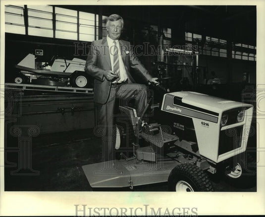 1983 Press Photo Axel R.F. Guerrier, Simplicty Manufacturing, Port Washington - Historic Images