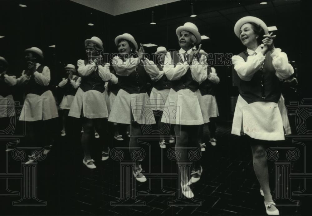 1989 Press Photo Snappy Steppers in West Allis, perform at various festivals - Historic Images