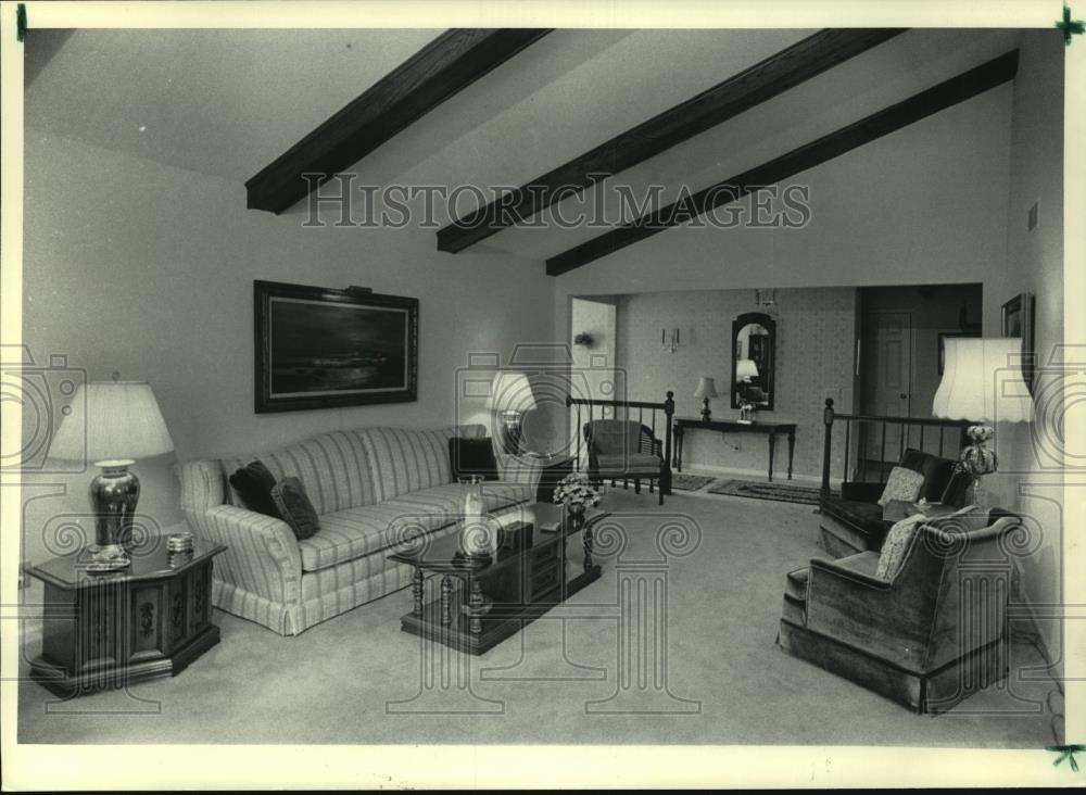 1985 Press Photo Living room in the Hirsch home features formal furnishings - Historic Images