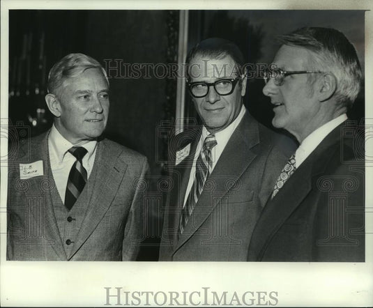 1976 Press Photo L.B. Smith of A.O. Smith Corp. welcomes others to Milwaukee - Historic Images