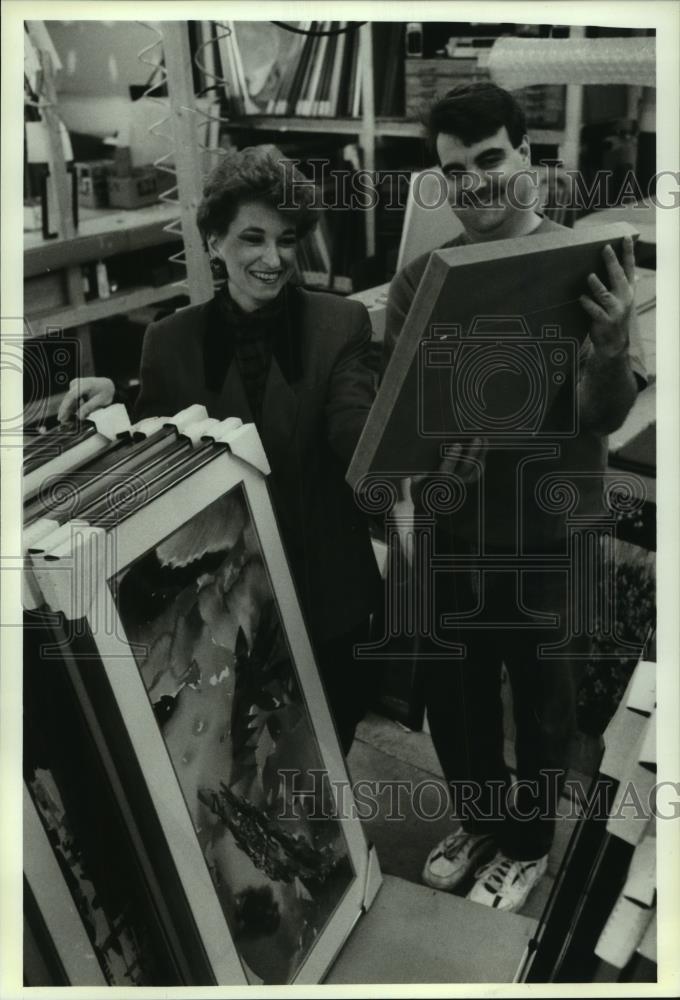 1993 Press Photo Maggie Smith looks at framed art with Dave Croft, Milwaukee - Historic Images
