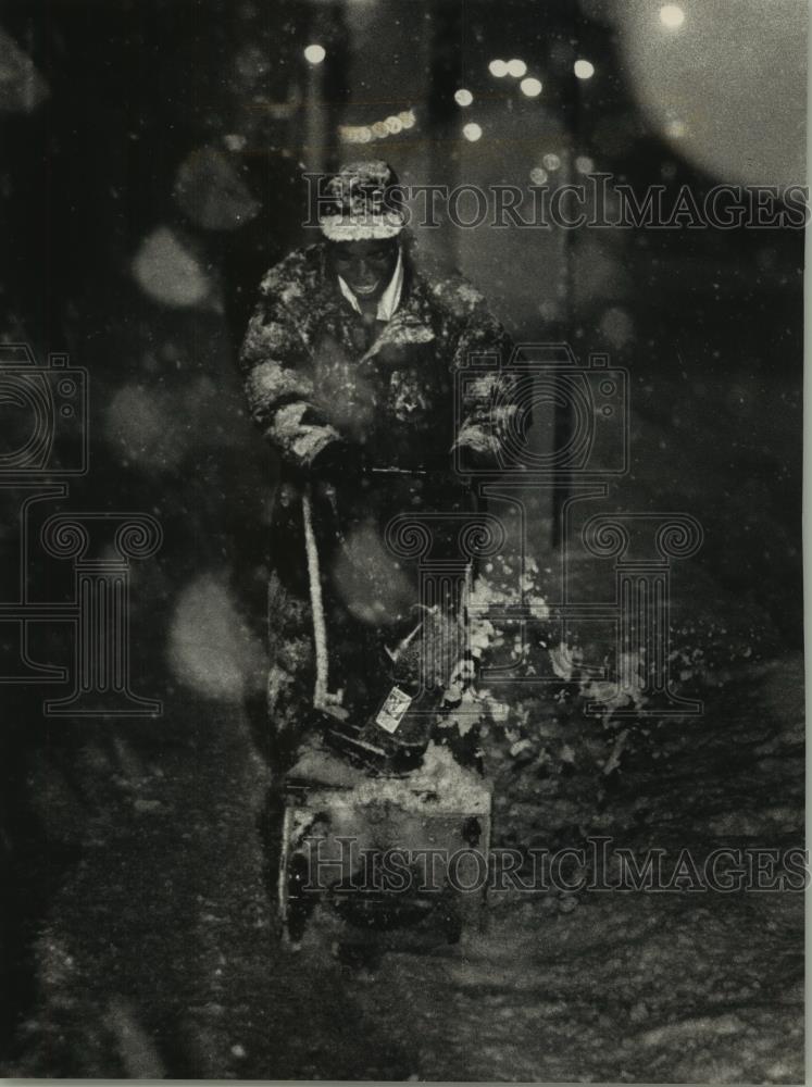 1993 Press Photo Milwaukee Burger King employee uses snow blower on sidewalk - Historic Images