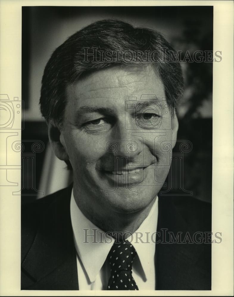 1984 Press Photo Ken Smith of Cudahy, founder of the Haircuts Company chain - Historic Images