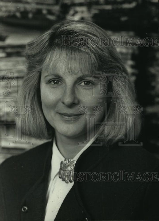 1989 Press Photo Mary Smith Interior Designer in Milwaukee - mjc13908 - Historic Images