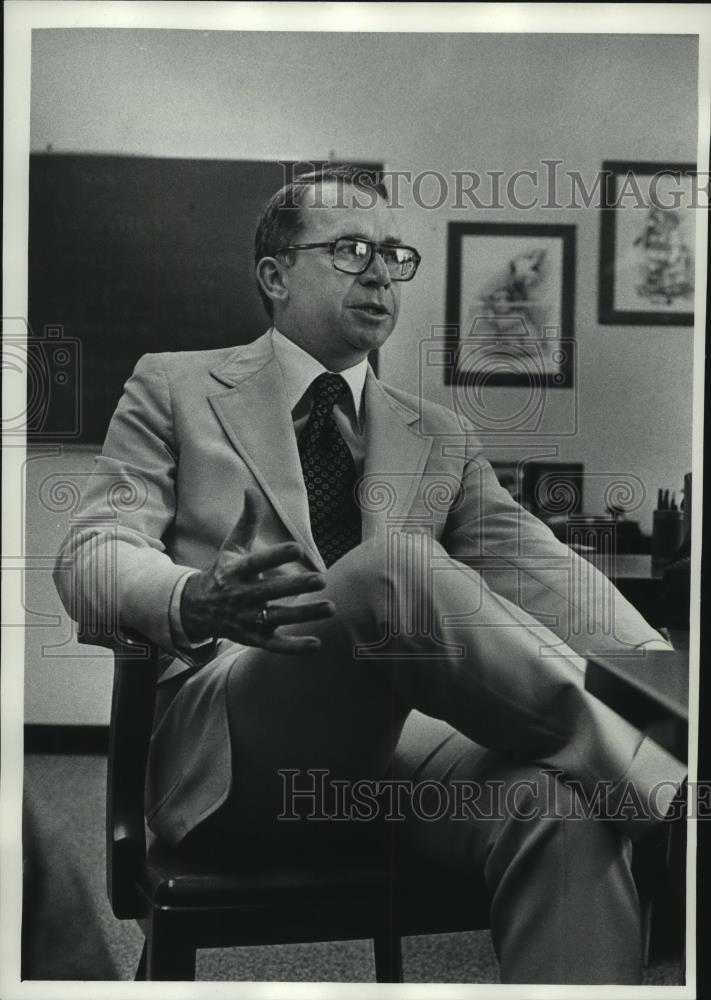 1977 Press Photo David Swanson of Wisconsin state business development services - Historic Images