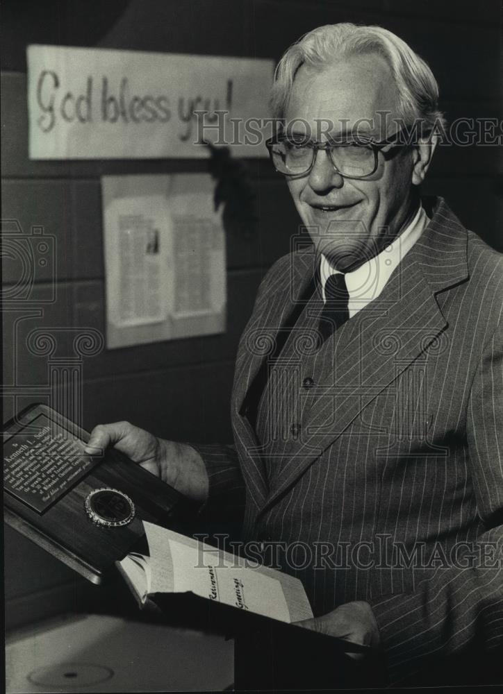 1988 Press Photo Reverend Kenneth Smith of Milwaukee Christian Center, Wisconsin - Historic Images