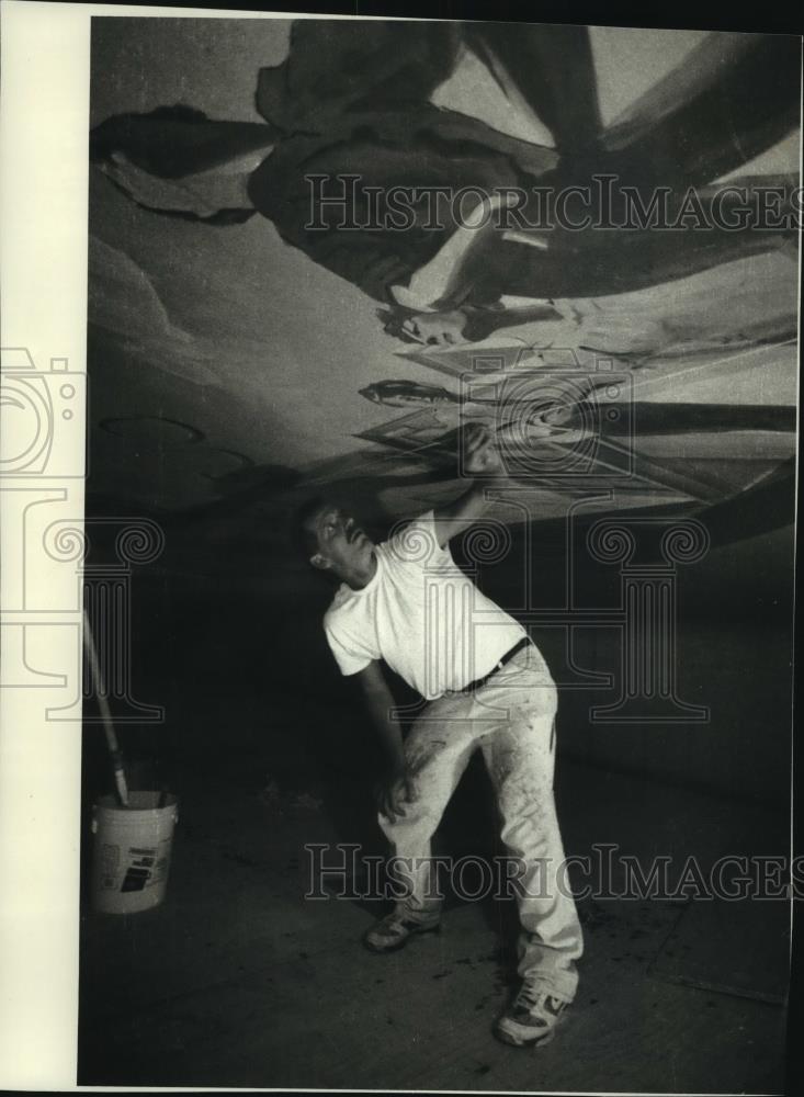 1993 Press Photo Harry Leipzig hangs ceiling mural Skylight Opera Theatre - Historic Images