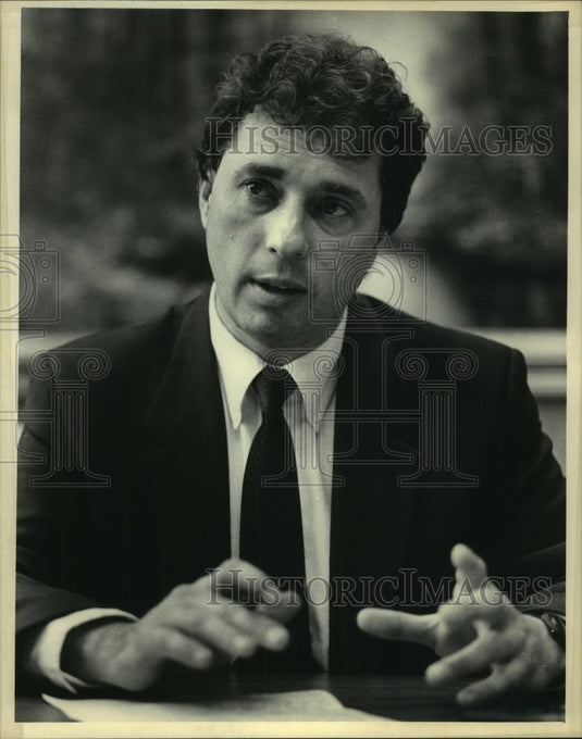 1986 Press Photo Michael R. Tallinger, loan officer-West Allis Savings and Loan - Historic Images