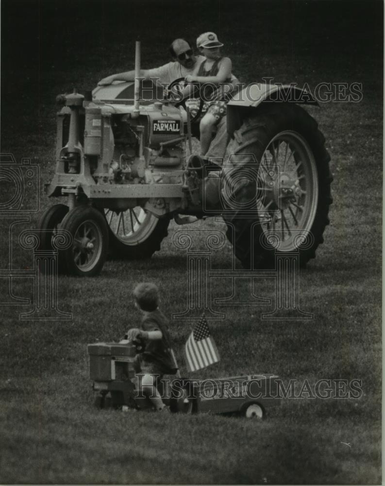 1993 Press Photo Jerry Simonis and son Cody driving tractor to annual show - Historic Images