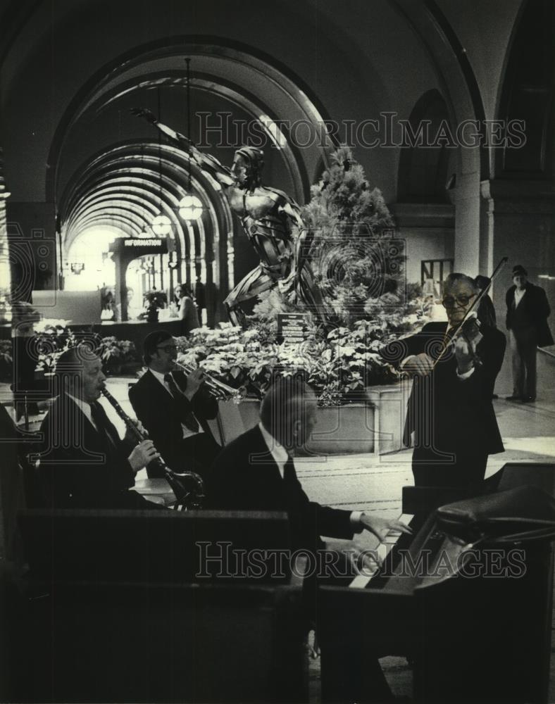 1980 Press Photo Steve Swedish and his group at the Courthouse in Milwaukee - Historic Images