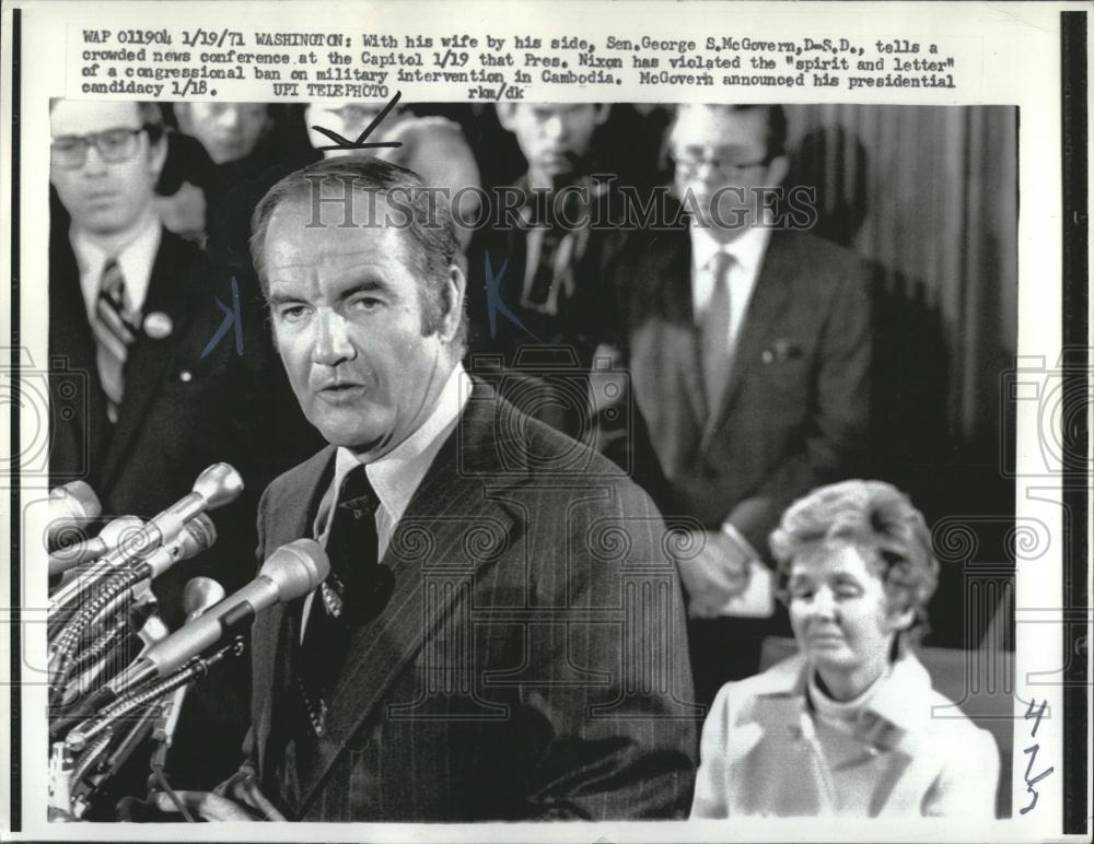 1971 Press Photo Sen George McGovern Nixon Wife Crowd - RRV01613 - Historic Images