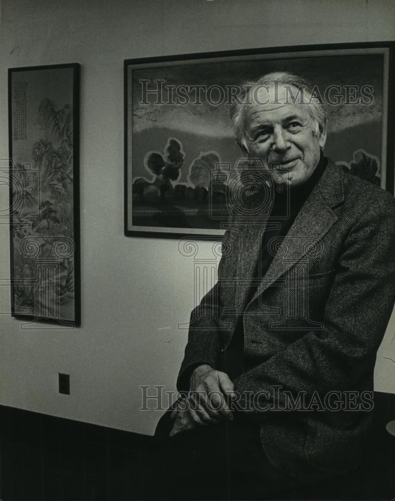 1981 Press Photo Adolph Suppan in his University of Wisconsin, Madison office - Historic Images