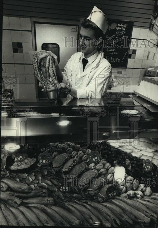 1989 Press Photo Justin Anderson showed fresh octopus at Super Maxx in Milwaukee - Historic Images