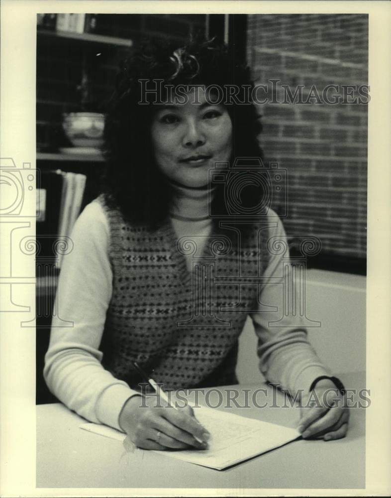 1985 Press Photo Susan Takata, Assistant Professor of Sociology, UW-Parkside - Historic Images