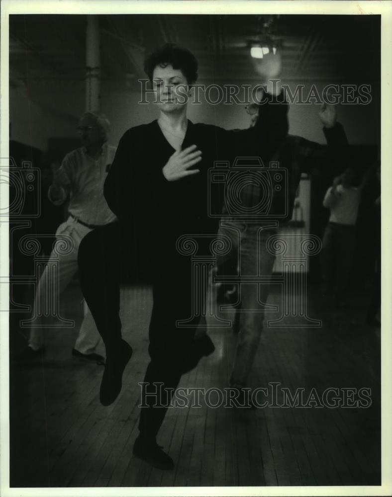 1994 Press Photo Instructor Mike Milewski teaches at the Tai Chi Center - Historic Images