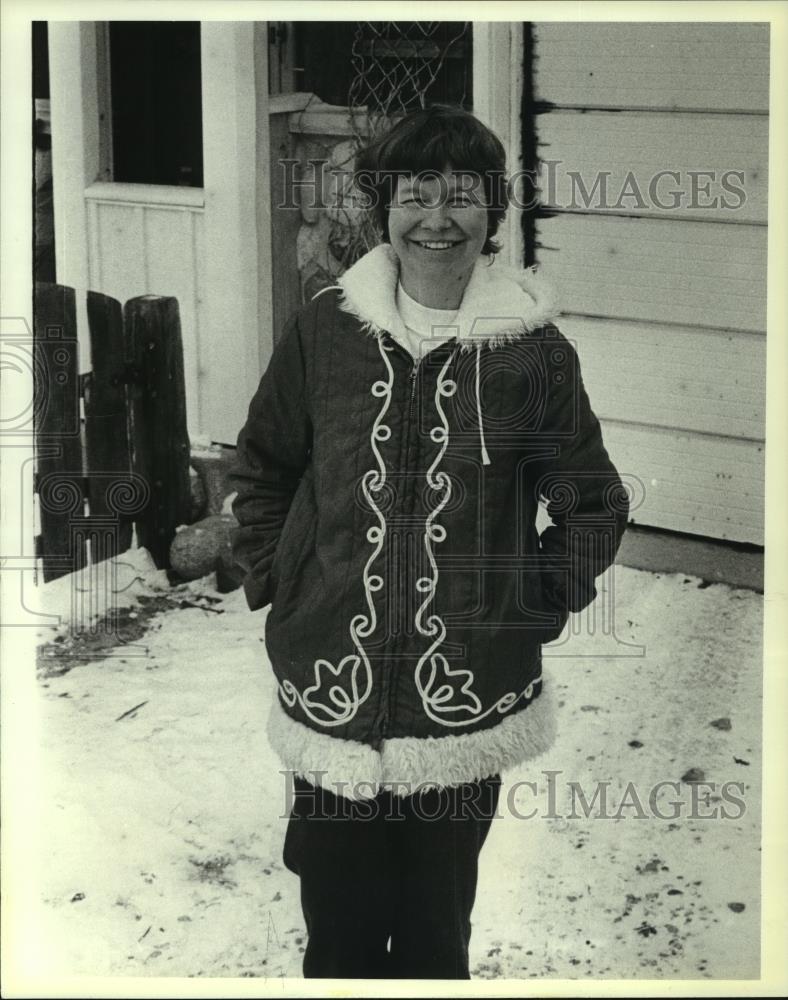 1980 Press Photo Molly Soba, outside home, town health offices, Richfield. - Historic Images