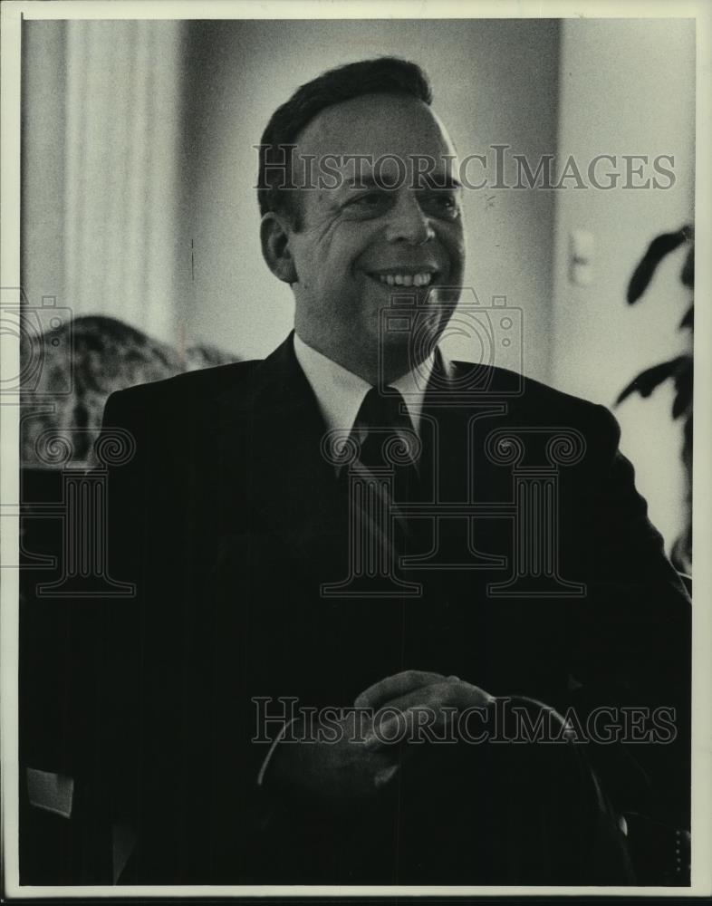 1976 Press Photo George R. Slater of Milwaukee&#39;s Marine National Exchange Bank - Historic Images