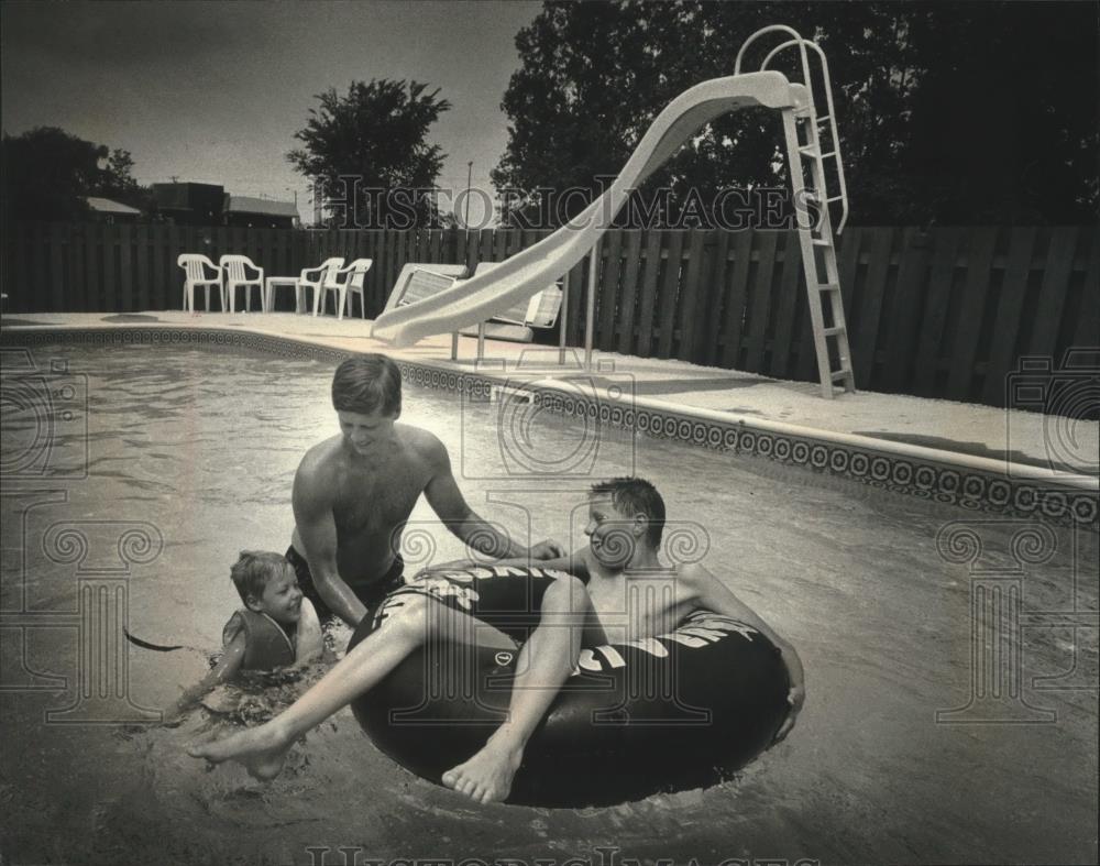 1990 Press Photo Gary Kukowski & sons enjoying the pool, Muskego, Wisconsin - Historic Images