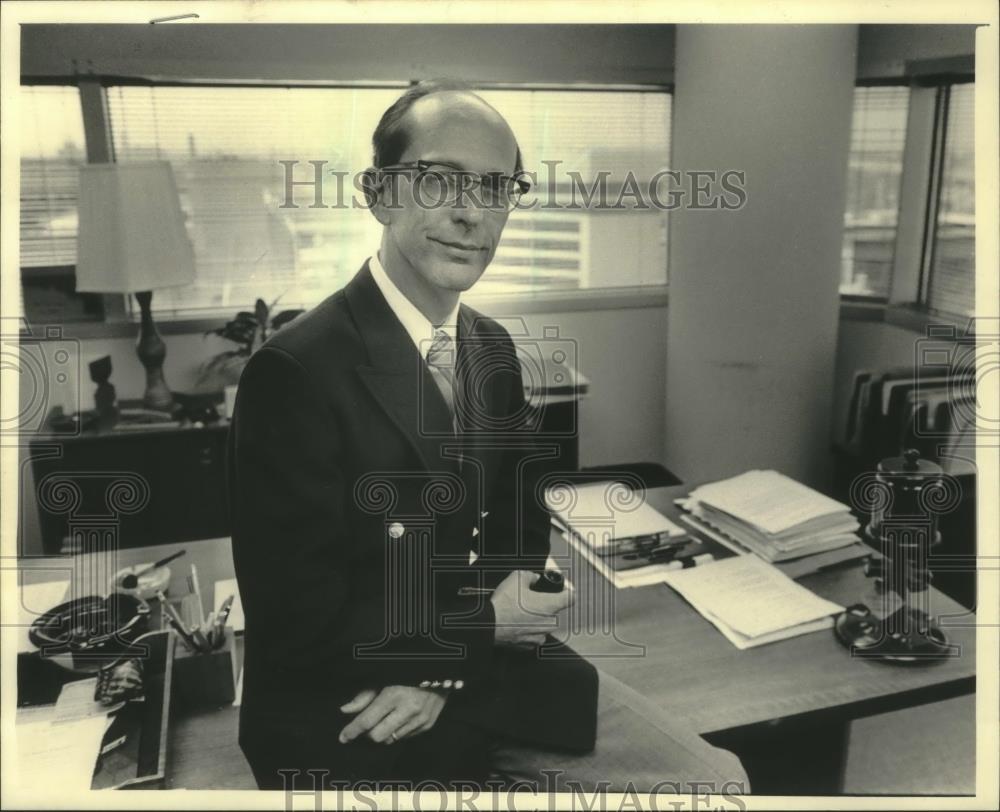 1985 Press Photo Joseph A. Szabo regional director of NLRB - mjc14460 - Historic Images