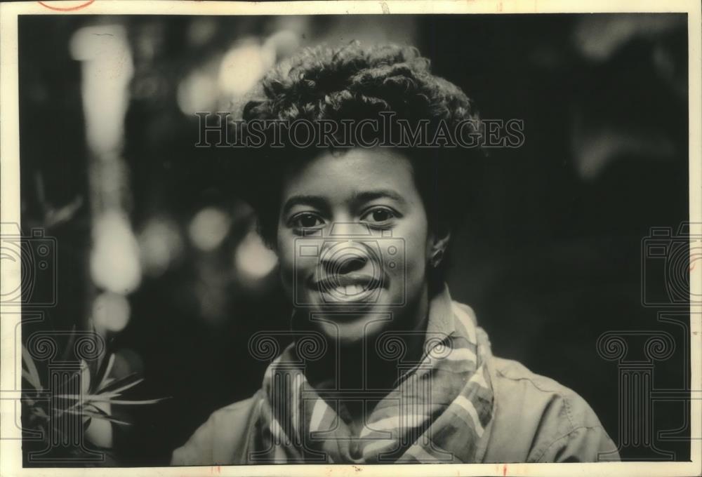 1988 Press Photo Rhonda Taylor, administrator, family service of Milwaukee - Historic Images