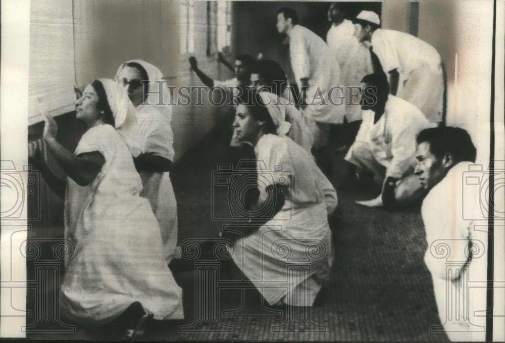 1981 Press Photo The nursing staff at Bizerte hospital duck down to avoid shots - Historic Images