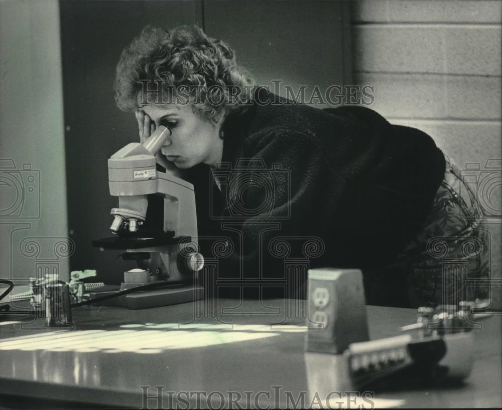 1986 Press Photo Laurie Goba at the University of Wisconsin-Waukesha County lab - Historic Images