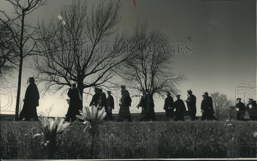 1992 Press Photo University of Wisconsin Waukesha County academic procession - Historic Images