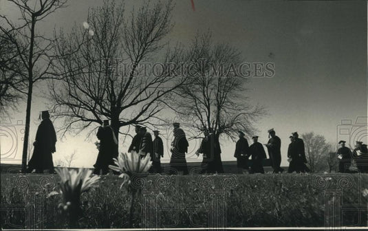 1992 Press Photo University of Wisconsin Waukesha County academic procession - Historic Images