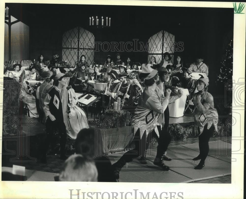 1982 Press Photo Christmas madrigal dinner at UW-Waukesha County Center - Historic Images