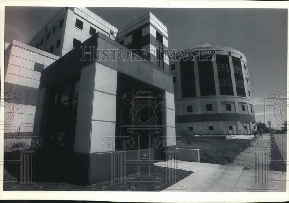 1993 Press Photo Almost completed University of Wisconsin-Madison, Gainger Hall - Historic Images