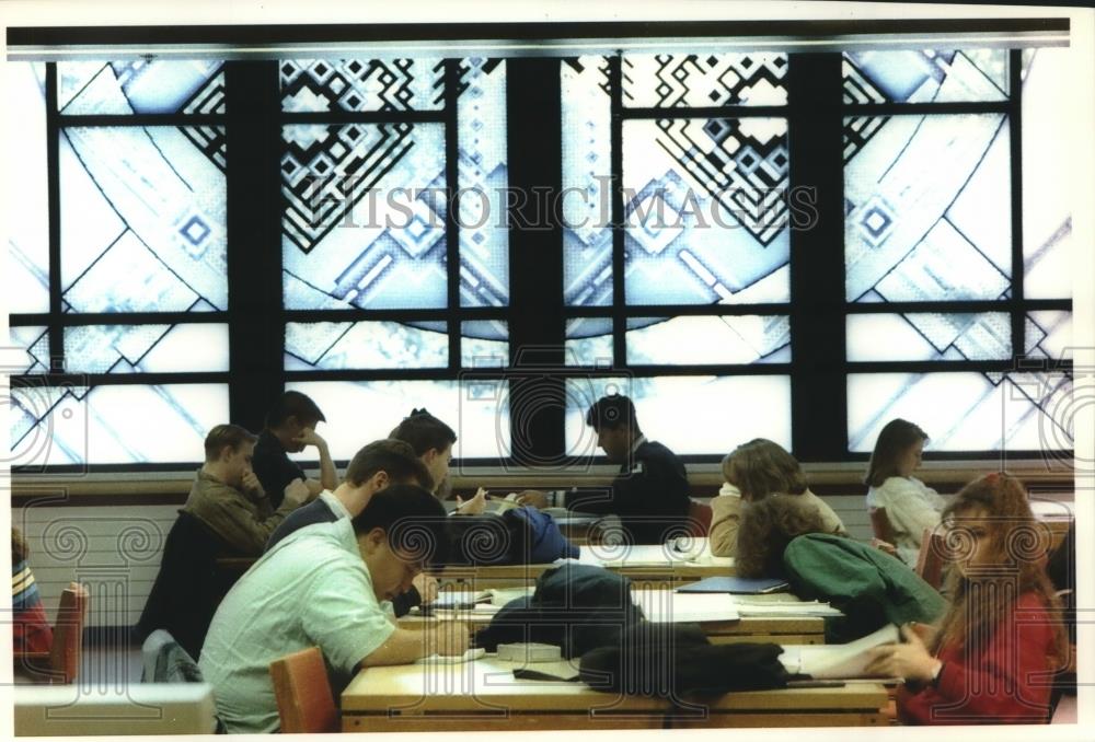 1993 Press Photo Stained glass window in Grainger Hall at UW Business School - Historic Images