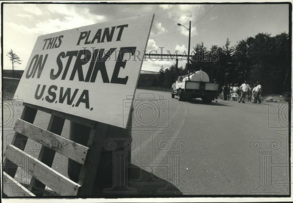 1993 Press Photo Members of United Steelworkers of America strike in Michigan - Historic Images