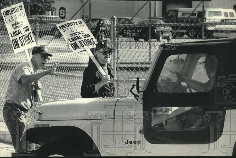 1985 Press Photo Workers picket Godfrey Company headquarters in Waukesha - Historic Images