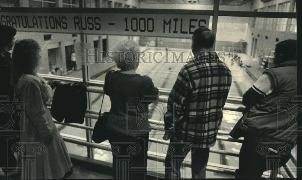 1987 Press Photo Dorothy Capek, family members cheer on swimmer, Menomonee Falls - Historic Images