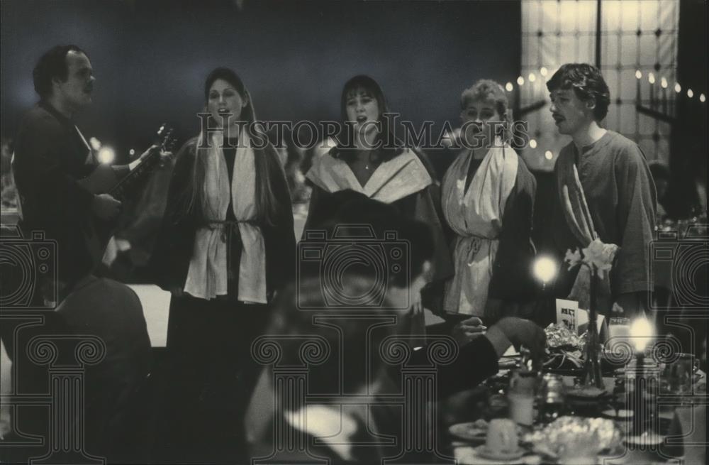 1983 Press Photo Madrigal Singers serenade diners at UW-Waukesha County Center - Historic Images