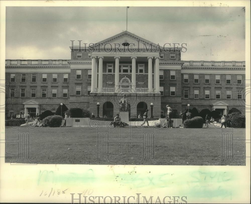 1983 Press Photo University of Wisconsin-Madison Bascon Hall during Fall 1983 - Historic Images