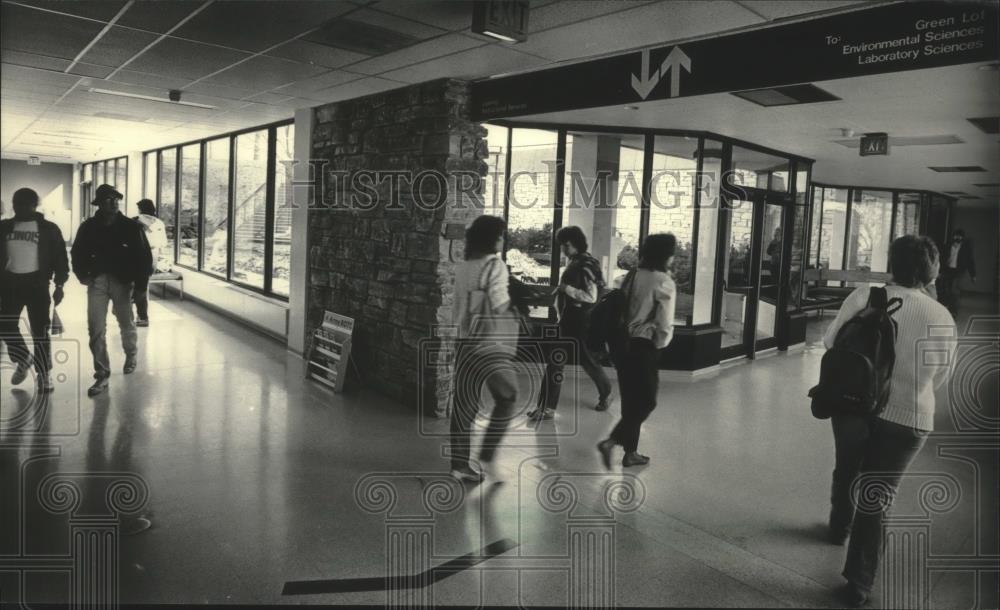 1986 Press Photo University of Wisconsin-Green Bay students change classes - Historic Images