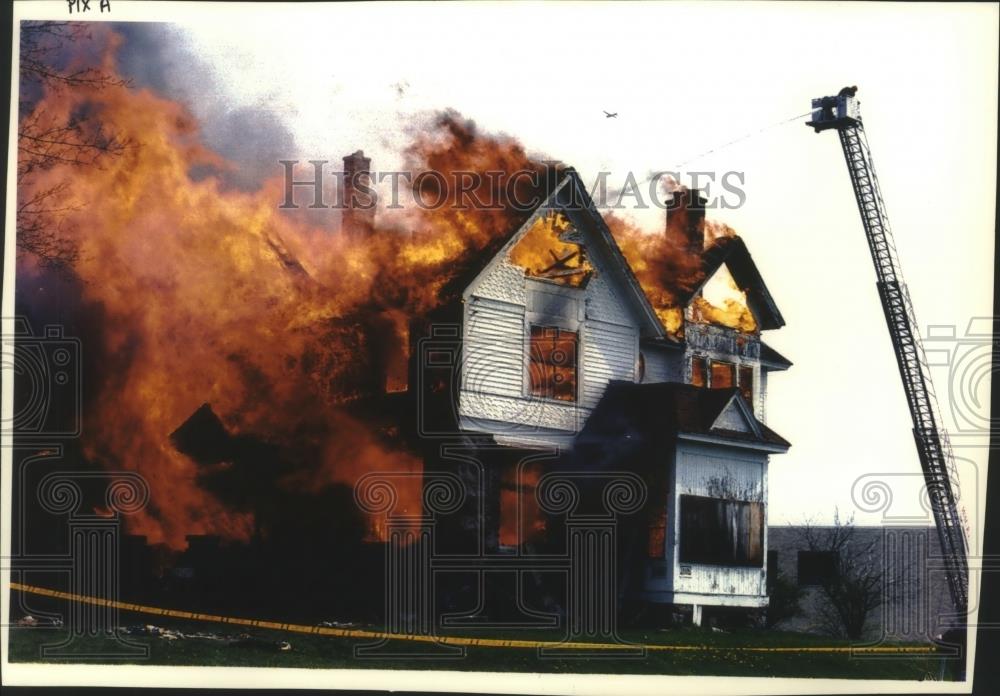 1993 Press Photo Firefighters practice dousing a house on campus, Waukesha. - Historic Images