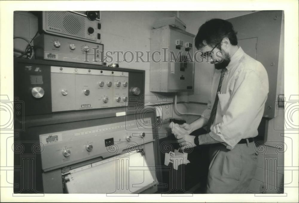 1991 Press Photo Gerontologist Richard Weindruch, lab at University of Wisconsin - Historic Images