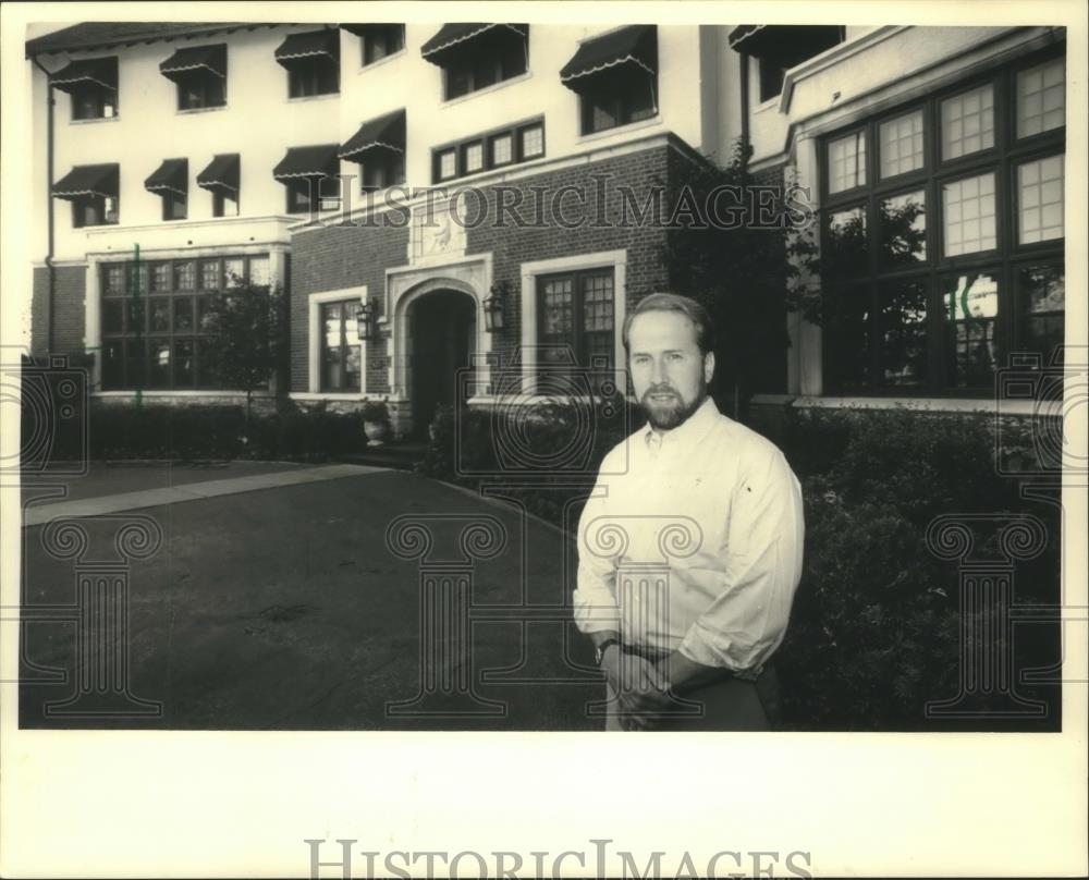 1987 Press Photo John Rupp, owner, in front of The University Club, St. Paul - Historic Images