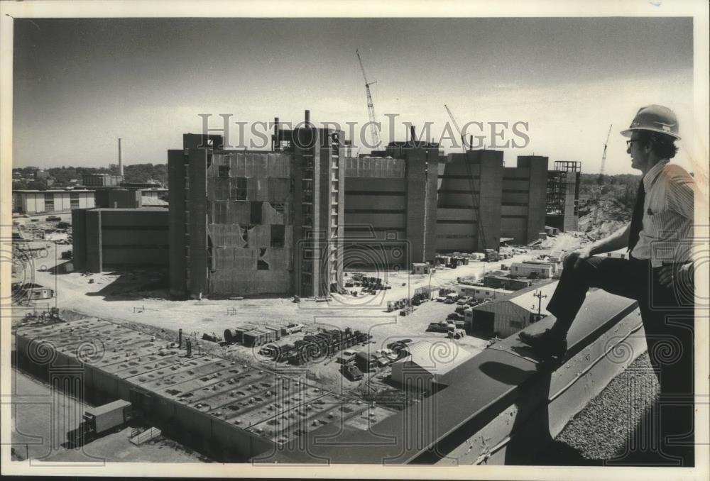 1976 Press Photo John Buelow, overlooks University of Wisconsin Medical Center - Historic Images