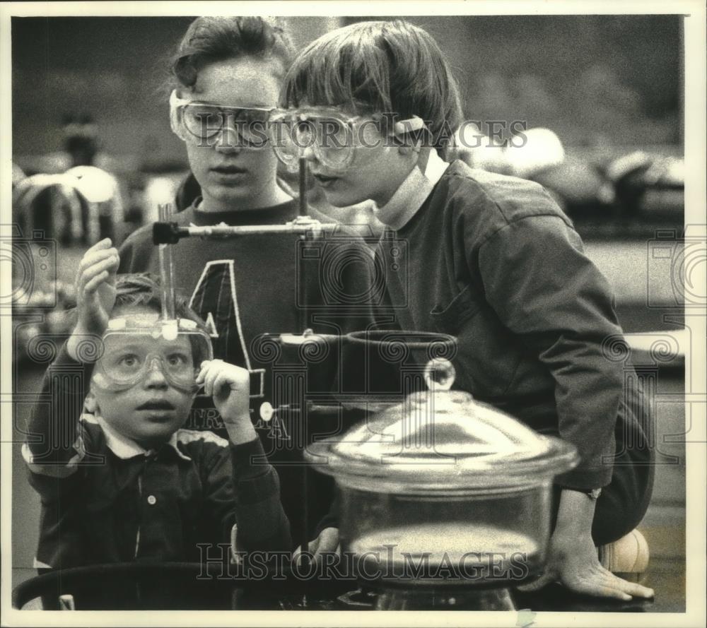 1993 Press Photo Young pupils at University of Wisconsin-Waukesha County Center - Historic Images