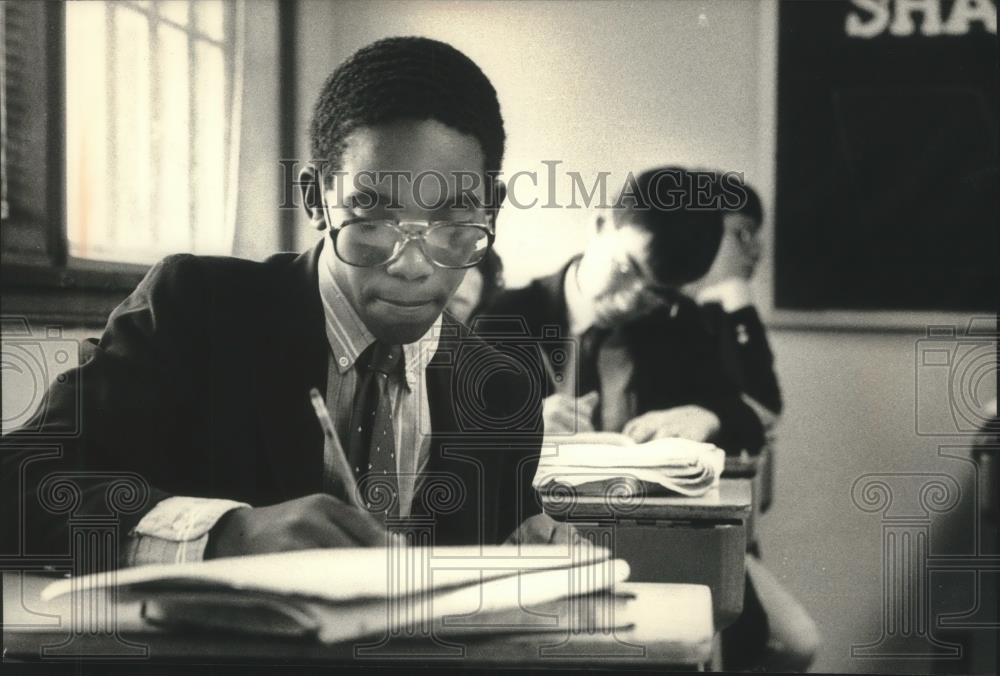 1989 Press Photo University School of Milwaukee student, Anwar Pruitt, at work - Historic Images