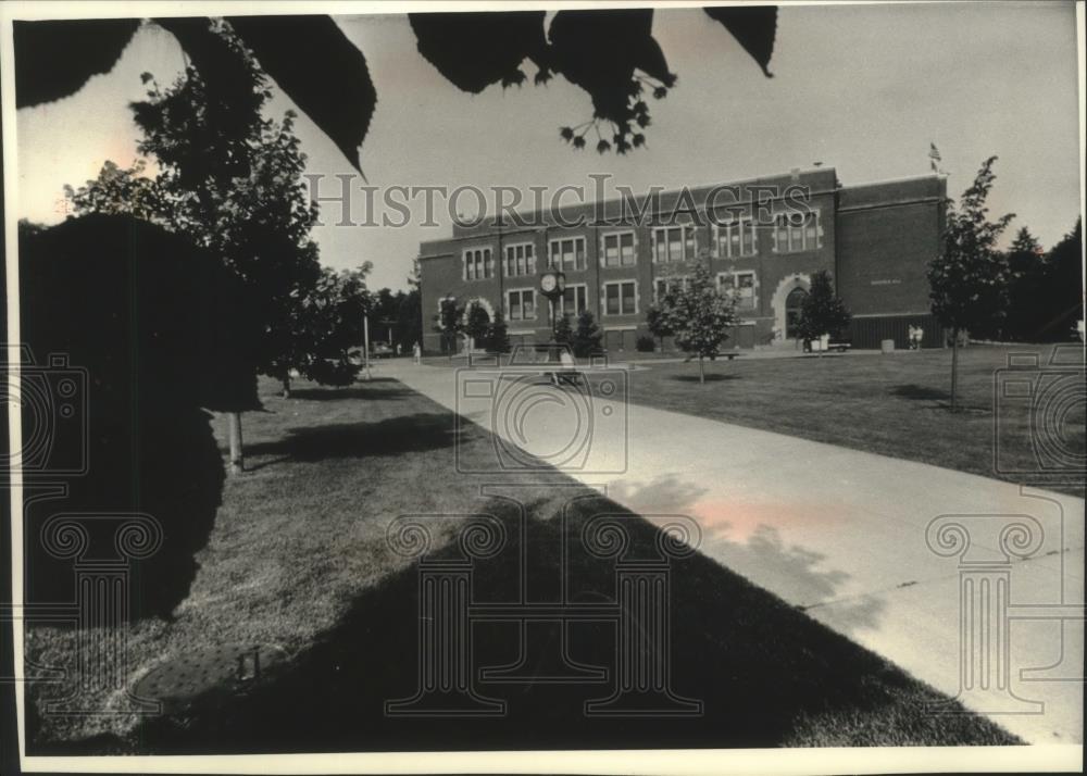 1991 Press Photo Exterior view, University of Wisconsin Eau Clair Schofield Hall - Historic Images