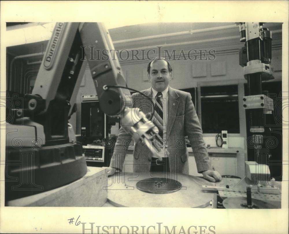 1986 Press Photo M. James Bensen, with robot, University of Wisconsin, Stout - Historic Images